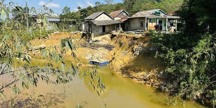 Theo cảnh báo, lũ quét và sạt lở đất có thể gây ảnh hưởng nghiêm trọng đến môi trường, đe dọa tính mạng người dân.