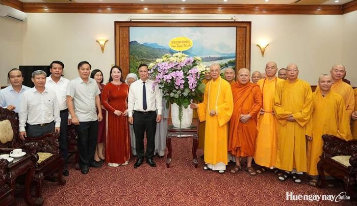 Lãnh đạo thành phố chụp ảnh lưu niệm cùng Đoàn đại biểu Ban Trị sự GHPGVN thành phố. 