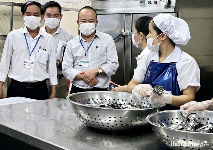 Sau khi xảy ra vụ nghi ngộ độc tập thể, Sở Y tế TP. Huế đã thành lập đoàn kiểm tra kiểm tra các bếp ăn tập thể trên địa bàn.
