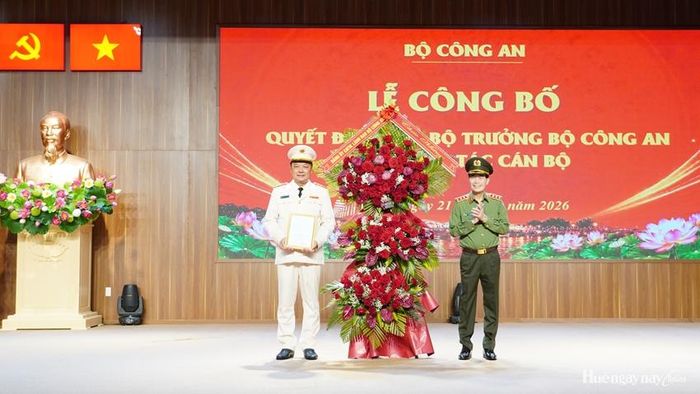 Thượng tướng Lê Quốc Hùng, Thứ trưởng Bộ Công an trao quyết định và tặng hoa chúc mừng Đại tá Nguyễn Đình Dương nhận nhiệm vụ Giám đốc Công an TP. Huế.
