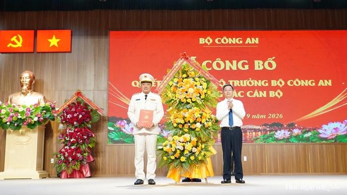 Bí thư Thành ủy, Trưởng đoàn ĐBQH thành phố Nguyễn Đình Trung trao quyết định chỉ định Đại tá Nguyễn Đình Dương tham gia Ban Chấp hành, Ban Thường vụ, giữ chức Bí thư Đảng ủy Công an thành phố và tặng hoa chúc mừng.