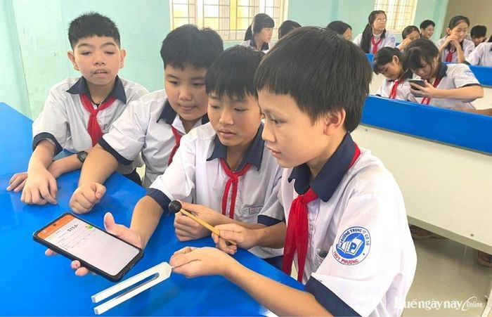 Học sinh thực hành ứng dụng AI trong giờ học.