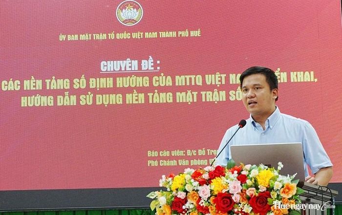 Báo cáo viên trao đổi thông tin tại hội nghị tập huấn.