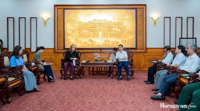 Lãnh đạo thành phố ghi nhận những đóng góp của PTVN trong công tác khắc phục hậu quả bom mìn, vật nổ sau chiến tranh.