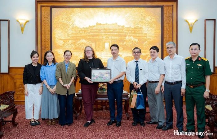 Lãnh đạo thành phố tặng quà lưu niệm cho Đoàn quản lý cấp cao của tổ chức PeaceTrees VietNam.