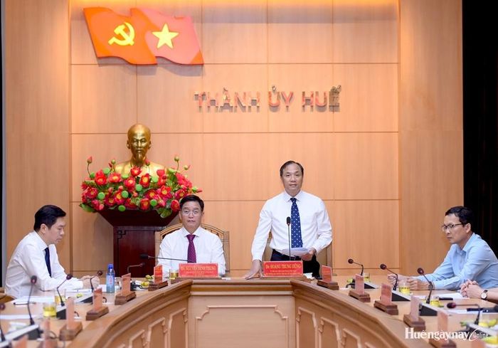 Đồng chí Hoàng Trung Dũng phát biểu tại hội nghị.