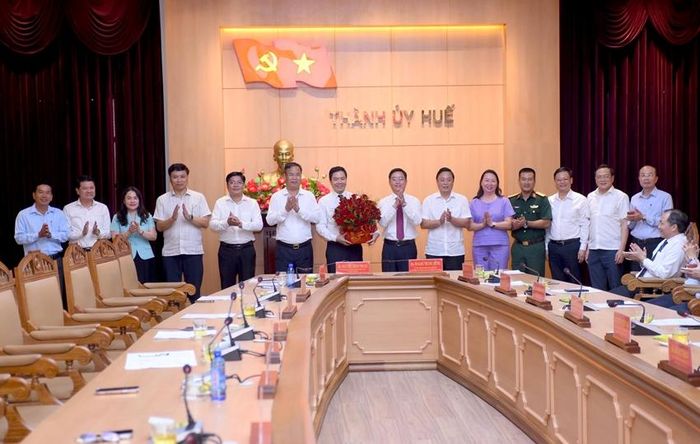   Ban Thường vụ Thành ủy Huế tặng hoa chúc mừng đồng chí Trịnh Mạnh Linh.
