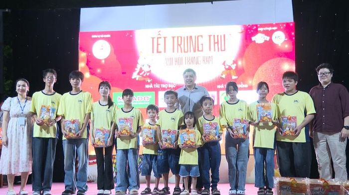 Những phần quà Trung thu được trao tặng cho 250 thiếu nhi có hoàn cảnh khó khăn, trẻ khuyết tật, trẻ mồ côi và trẻ yếu thế.