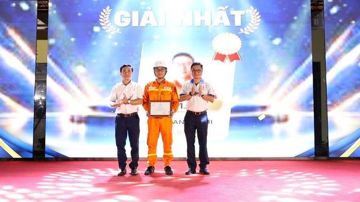 Anh Lê Quang Khởi được ông Nguyễn Huy Thắng - Quyền Chủ tịch Công đoàn EVNNPT và ông Nguyễn Công Thắng - Giám đốc PTC3 trao giải nhất