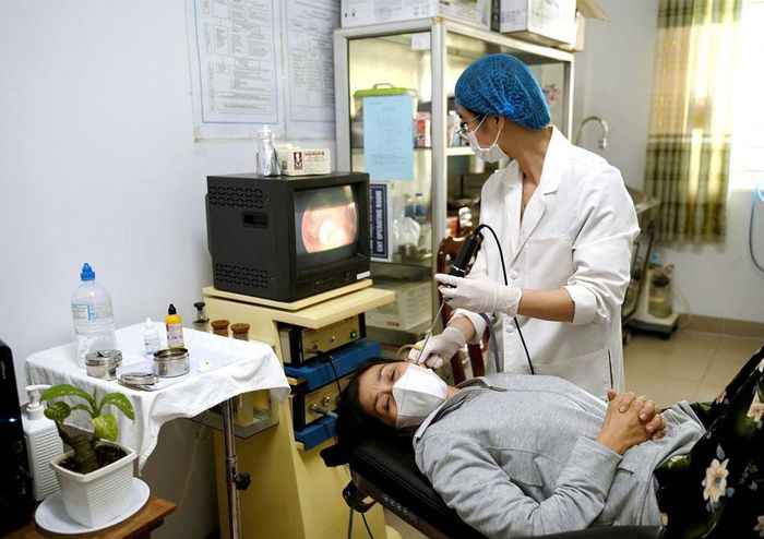 Hoạt động khám nội soi tai tại Trung tâm Y tế Long Xuyên