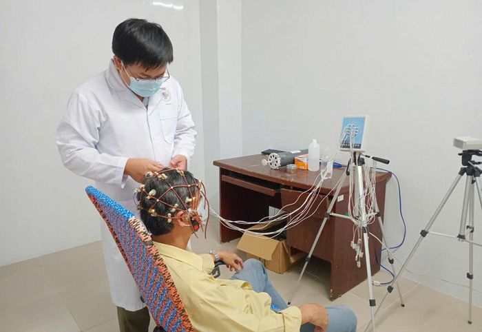 Thực hiện điện não đồ cho bệnh nhân