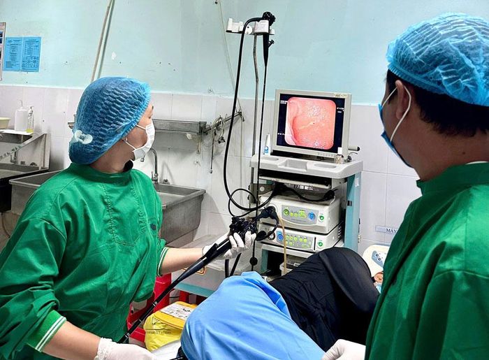 Đội ngũ y, bác sỹ thực hiện kỹ thuật nội soi