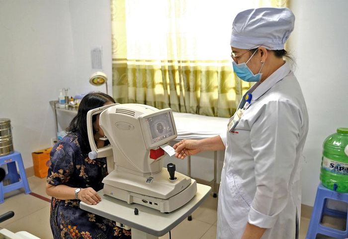 Thực hiện kỹ thuật đo khúc xạ khám mắt cho bệnh nhân