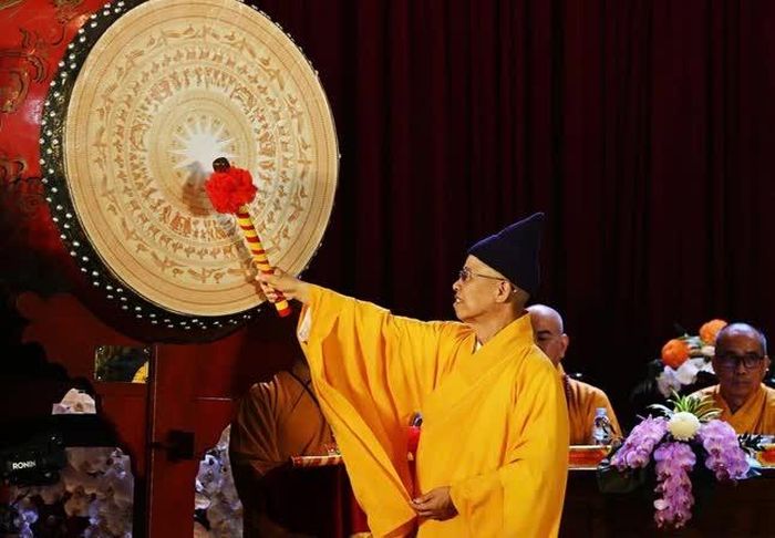 Hòa thượng Viện trưởng Học viện khởi trống khai giảng