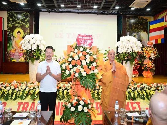 Tặng hoa chúc mừng