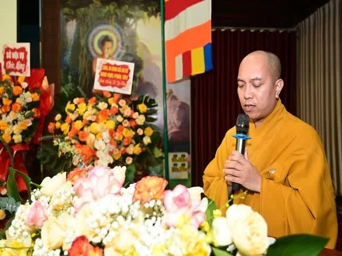 Đại đức Thích Bản Chân, đại diện cho Ban Thư ký hạ trường báo cáo tổng kết công tác An cư kiết hạ Phật lịch 2570