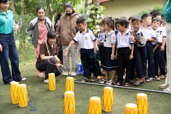 Các em tham gia các trò chơi dân gian