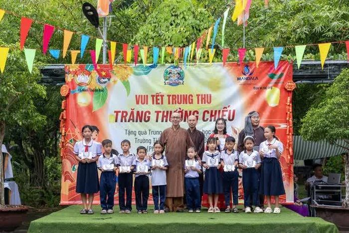 Ban Tổ chức trao quà cho học sinh