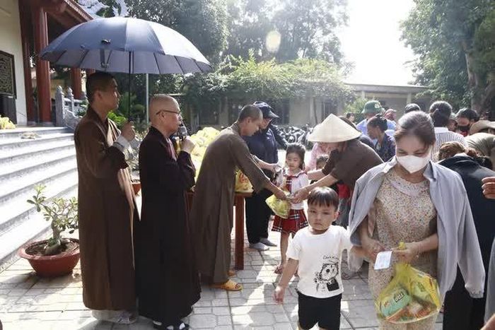 Hòa thượng Thích Chơn Nguyên và đoàn trao quà trung thu cho học sinh tiểu học