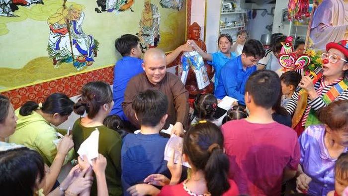 Ban Tổ chức trao quà cho thiếu nhi phường Bình Đông