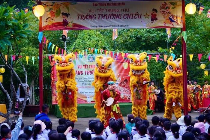 Các em thưởng thức tiết mục múa lân