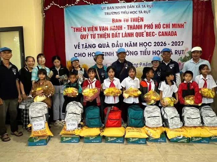 Đoàn trao quà cho học sinh Trường Tà Rụt