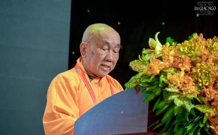 Hòa thượng Thích Thanh Tân trình bày tham luận tại đại hội
