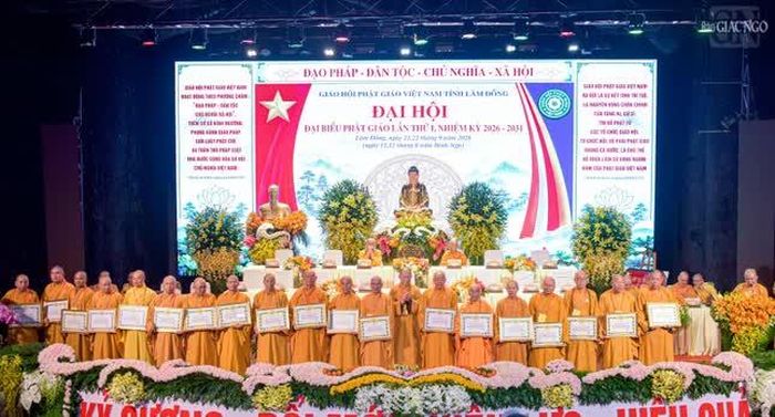 Trung ương Giáo hội tặng Bằng Tuyên dương công đức đến các cá nhân Ban Trị sự GHPGVN tỉnh Lâm Đồng 