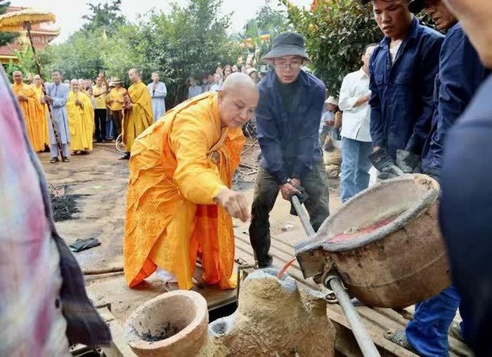 Lễ đúc đại hồng chung chùa Linh Thứu