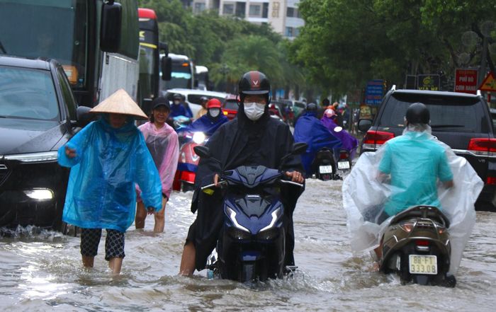 Sở Xây dựng Hà Nội tổ chức phân luồng, cấm tất cả phương tiện lưu thông qua khu vực ngập để bảo đảm an toàn giao thông (Ảnh minh họa).
