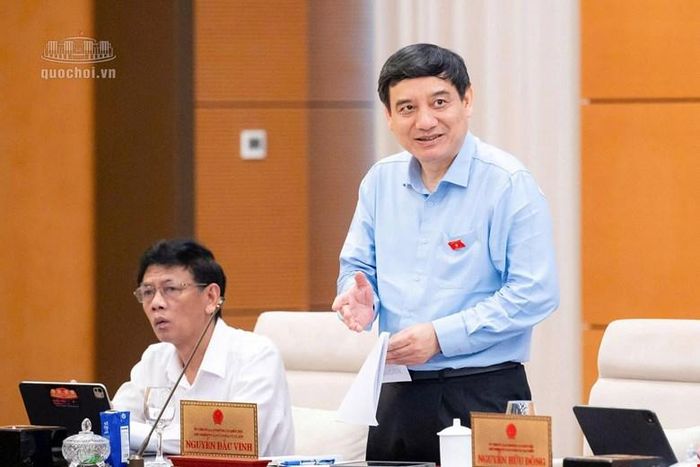 Chủ nhiệm Ủy ban Văn hóa và Xã hội Nguyễn Đắc Vinh trình bày báo cáo thẩm tra sơ bộ dự án luật (Ảnh: media.quochoi).