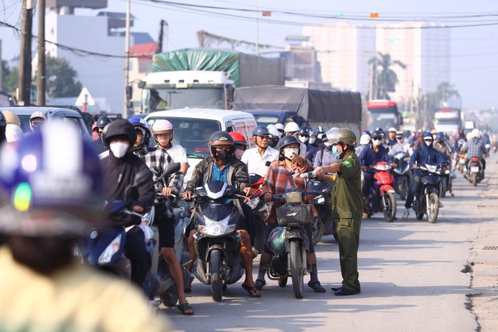 Lực lượng chức năng đã được bố trí phân luồng, điều tiết giao thông, hướng dẫn phương tiện di chuyển theo từng dòng. Tuy nhiên, do lượng xe dồn về QL6 lớn, tình trạng ùn tắc vẫn kéo dài. Đến gần 10h sáng, dòng phương tiện trên tuyến vẫn nối dài và di chuyển khó khăn.