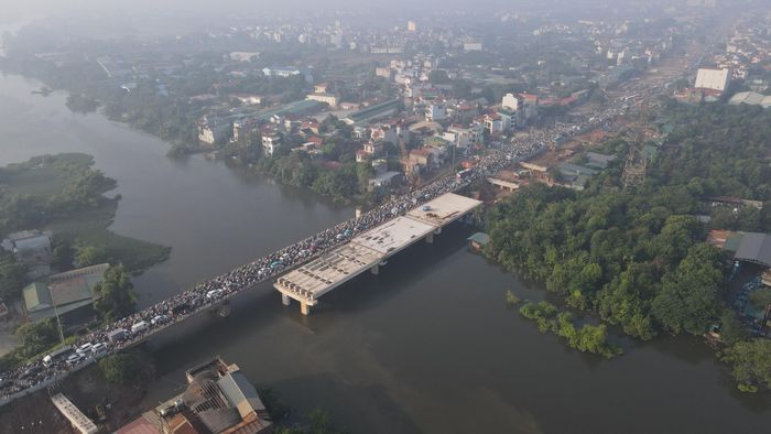 Từ khoảng 7h sáng, lượng phương tiện trên QL6 đã tăng cao. Tại khu vực cầu Mai Lĩnh và nhiều đoạn qua địa bàn Chương Mỹ, dòng xe nối dài, có thời điểm gần như đứng yên. Một số người dân không thể tiếp tục hành trình đã phải quay đầu, tìm hướng di chuyển khác hoặc đưa phương tiện vào ven đường chờ tình hình giao thông được cải thiện.