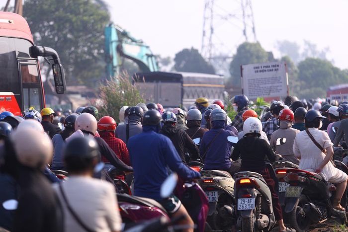 Tình trạng này cho thấy việc đồng thời hạn chế lưu thông tại các cầu qua sông Đáy đang tạo áp lực lớn lên các tuyến đường thay thế, đặc biệt là QL6.
