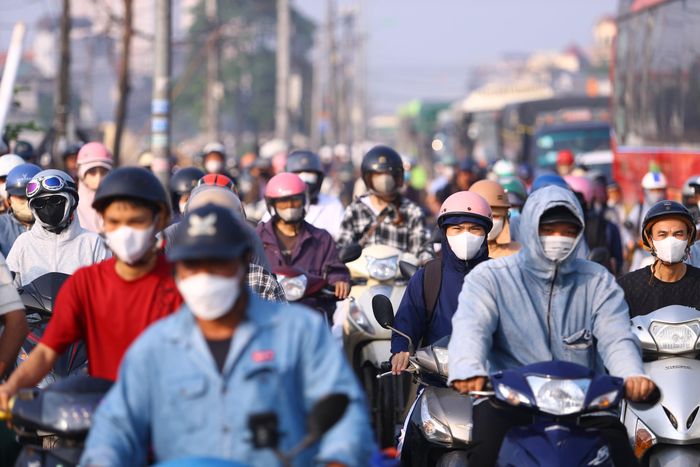 Ùn tắc kéo dài cũng ảnh hưởng trực tiếp đến việc đi làm, học tập và các hoạt động trong buổi sáng.
