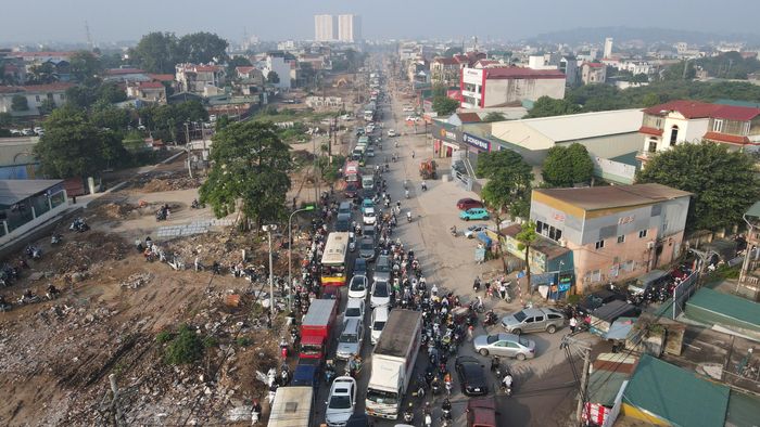 Về vấn đề trên, lãnh đạo Sở Xây dựng Hà Nội cho biết, sẽ phối hợp với lực lượng chức năng họp rà soát, xây dựng kế hoạch tổ chức lại giao thông, điều tiết giao thông tại các điểm nút nhằm hạn chế ùn tắc lan rộng và bảo đảm an toàn cho người, phương tiện.