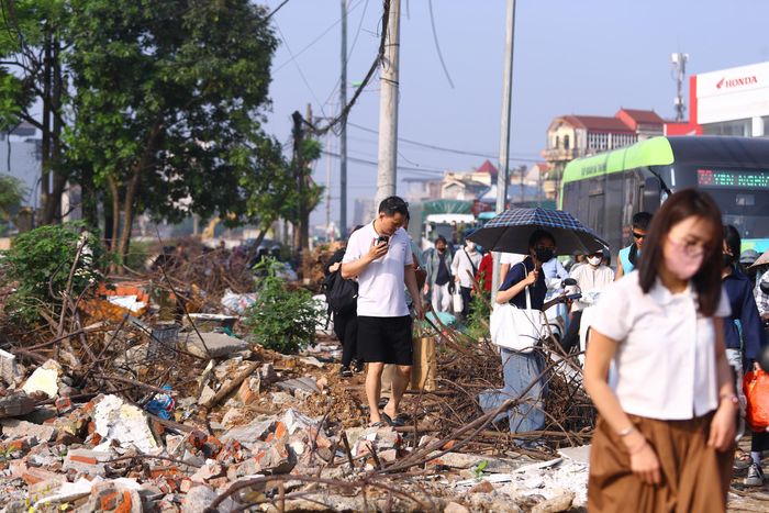 Nhiều người quá mệt mỏi, ngày đầu tuần đi học, đi làm gặp ùn tắc kéo dài phải dừng xe, đi bộ thoát qua để chờ giảm nhiệt.