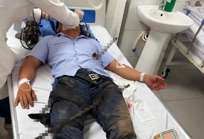 Bệnh nhân L.H.K gặp tai nạn giao thông, bị 2 thanh sắt đâm xuyên người được người dân đưa vào Bệnh viện Đa khoa Trung ương Cần Thơ cấp cứu trong tình trạng nguy kịch.
