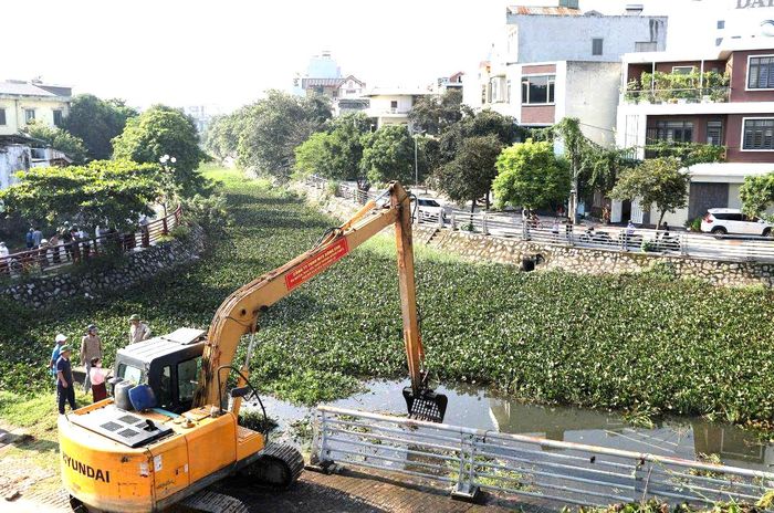 Ngay sau lễ ra quân, các cơ quan đơn vị, địa phương tiến hành xử lý các điểm ngập, khơi thông dòng chảy.