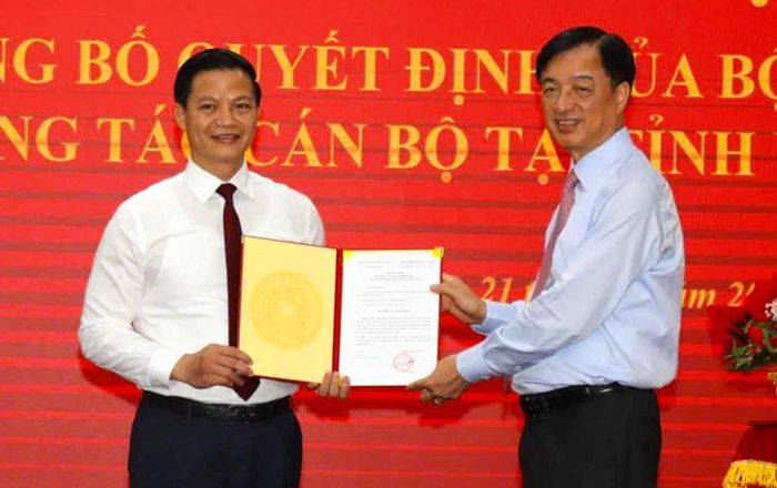 Ông Nguyễn Duy Ngọc, Ủy viên Bộ Chính trị, Bí thư Trung ương Đảng, Trưởng Ban Tổ chức Trung ương trao quyết định cho ông Vương Quốc Tuấn (bên trái).