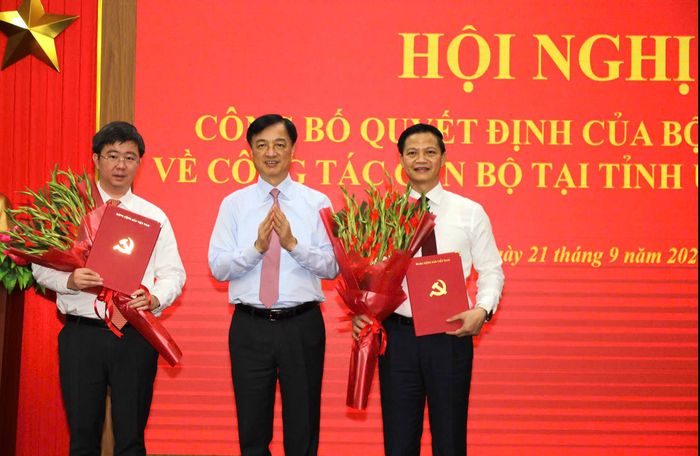 Ông Nguyễn Duy Ngọc trao quyết định và tặng hoa chúc mừng Bí thư Tỉnh ủy Quảng Trị Vương Quốc Tuấn (bên phải) và Phó bí thư Tỉnh ủy Quảng Trị Bùi Hoàng Phương (bên trái).