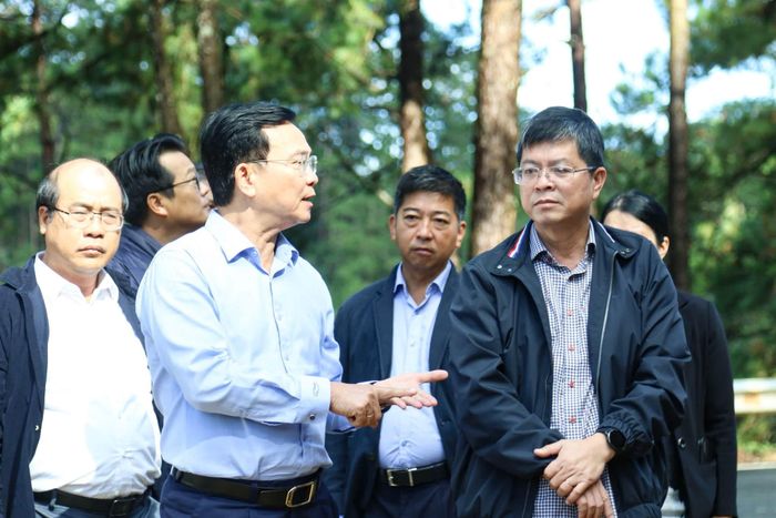 Chủ tịch UBND tỉnh Lâm Đồng Hồ Văn Mười (áo xanh, bên trái) kiểm tra và chỉ đạo khẩn trương các biện pháp khắc phục sạt lở tại đèo Prenn (Ảnh: CTTĐTLĐ).