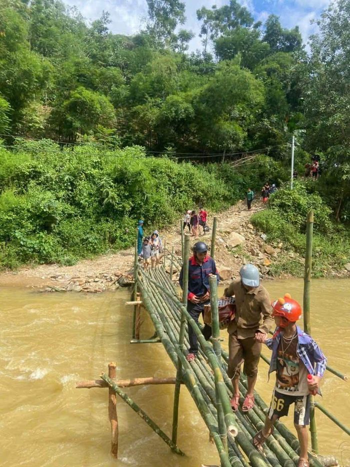 Nhờ sự nỗ lực của lực lượng chức năng và người dân, một tuyến đường tạm đã được mở giúp 172 em học sinh tới trường an toàn.