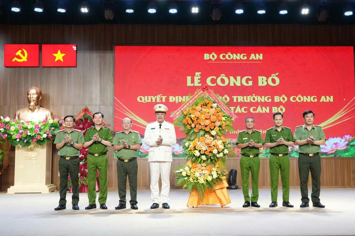 Ban lãnh đạo Công an thành phố tặng hoa chúc mừng tân Giám đốc Công an TP Huế.