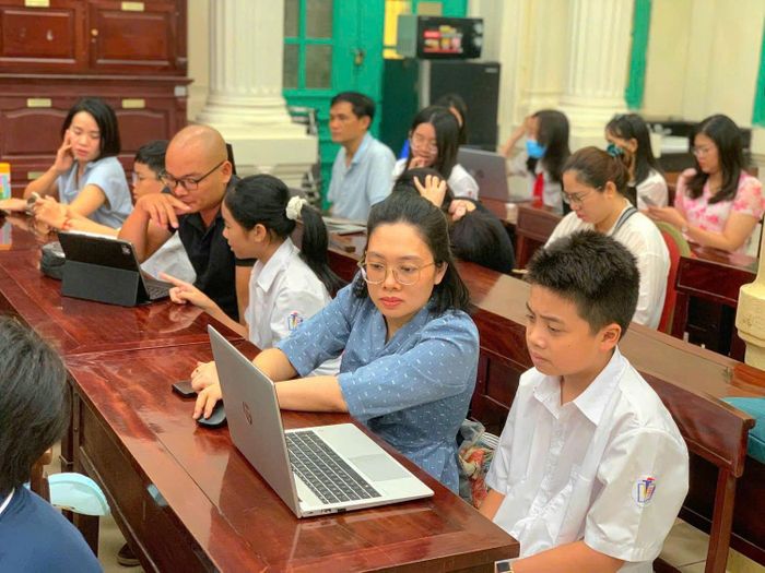 Phụ huynh, học sinh Trường THCS Trưng Vương trong buổi tập huấn sử dụng AI.