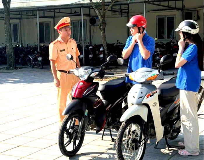 Cán bộ Trạm Cảnh sát giao thông Tam Điệp, tỉnh Ninh Bình hướng dẫn việc đội mũ bảo hiểm đúng cách; chấp hành tín hiệu đèn giao thông, biển báo và vạch kẻ đường; điều khiển phương tiện đúng tốc độ, giữ khoảng cách an toàn cho học sinh.