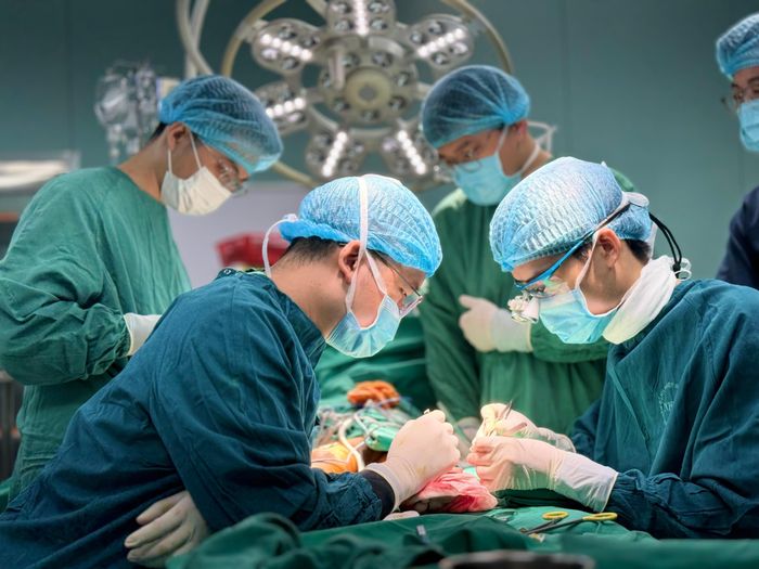 Các bác sĩ tỉ mỉ cứu những ngón tay bị tổn thương nặng nề cho bệnh nhân.