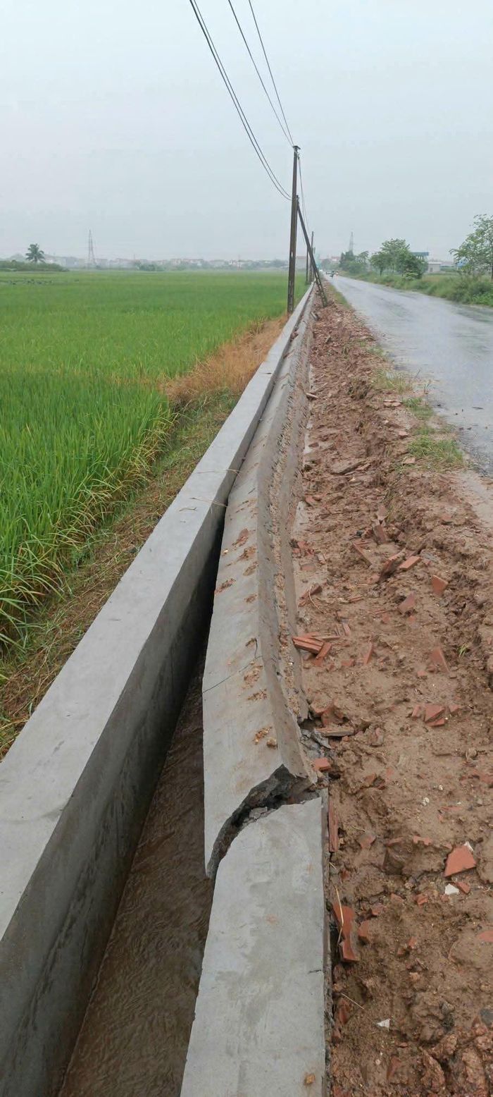 Khắc phục sự cố sạt lở mương dẫn nước tưới cho 100ha đất nông nghiệp ở xã Hoàng Vân, tỉnh Bắc Ninh.