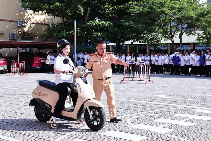 Lực lượng Cảnh sát giao thông hướng dẫn học sinh, sinh viên kỹ năng lái xe máy an toàn.