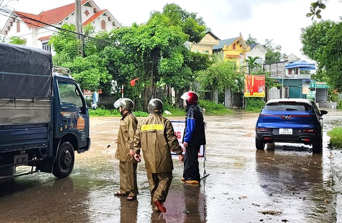 Bố trí lực lượng phối hợp với các đơn vị liên quan điều tiết giao thông, hướng dẫn người và phương tiện tại khu vực phân luồng.